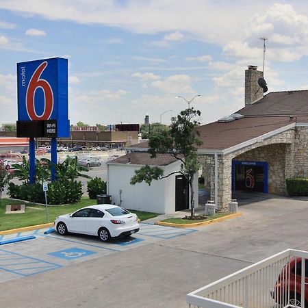 Motel 6 Austin, Tx - Central Downtown Ut מראה חיצוני תמונה