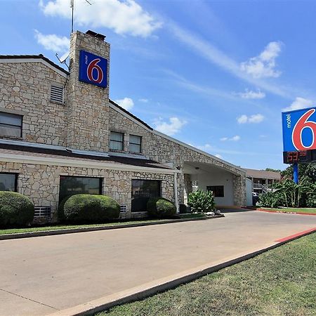 Motel 6 Austin, Tx - Central Downtown Ut מראה חיצוני תמונה