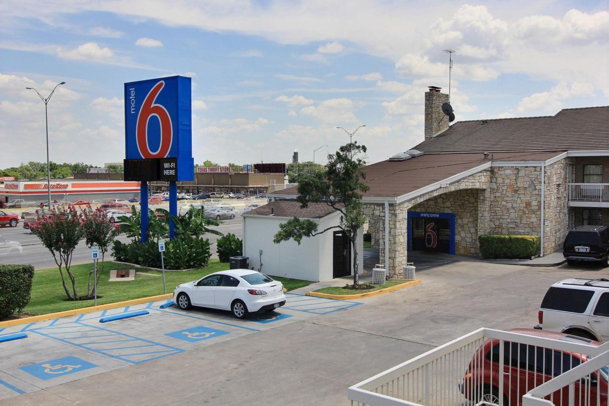 Motel 6 Austin, Tx - Central Downtown Ut מראה חיצוני תמונה