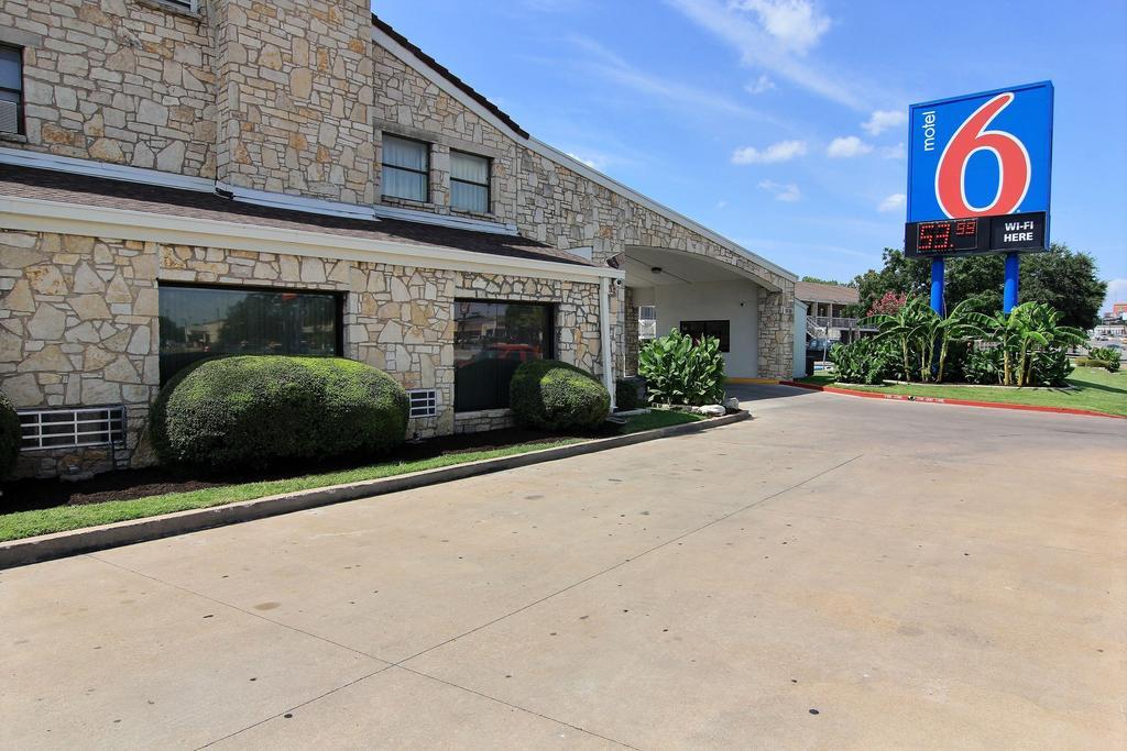 Motel 6 Austin, Tx - Central Downtown Ut מראה חיצוני תמונה