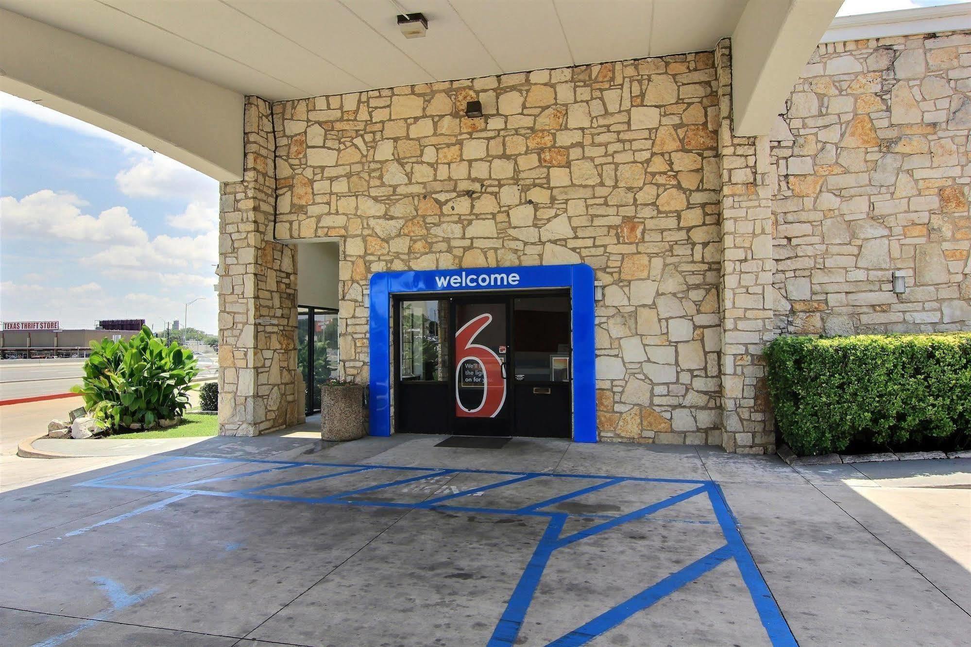 Motel 6 Austin, Tx - Central Downtown Ut מראה חיצוני תמונה