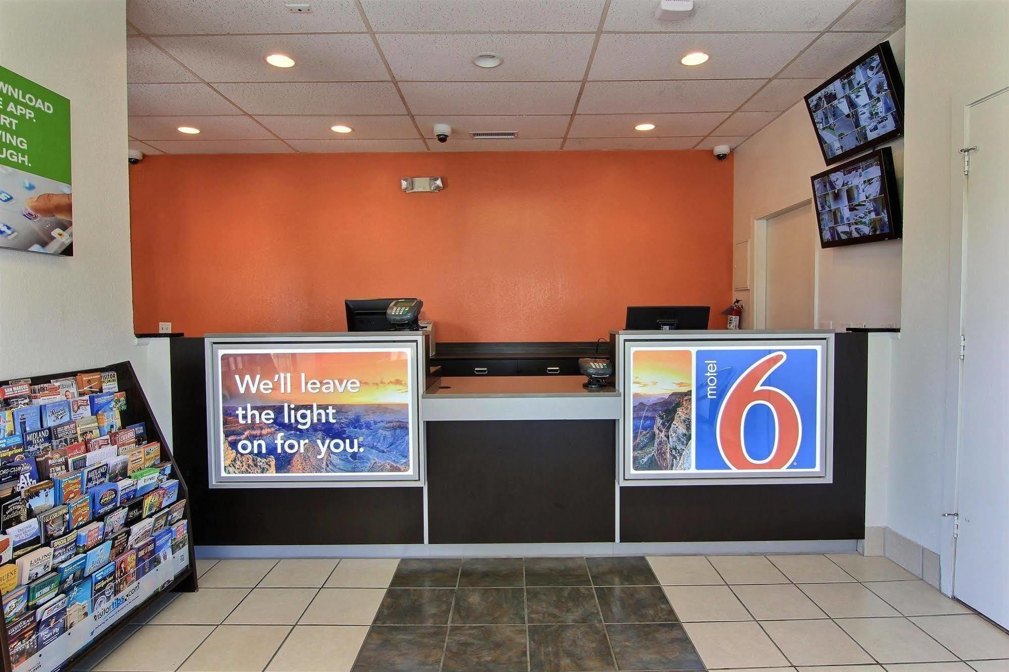 Motel 6 Austin, Tx - Central Downtown Ut מראה חיצוני תמונה