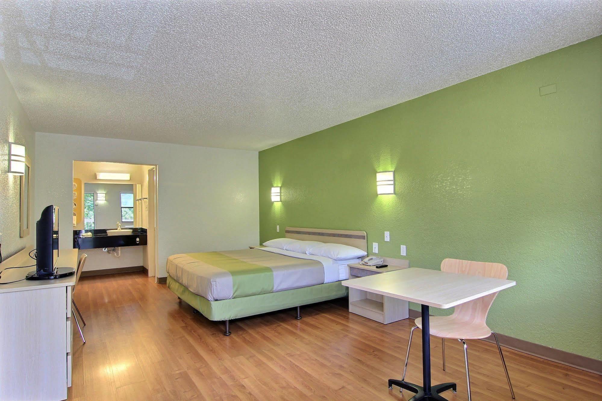 Motel 6 Austin, Tx - Central Downtown Ut מראה חיצוני תמונה