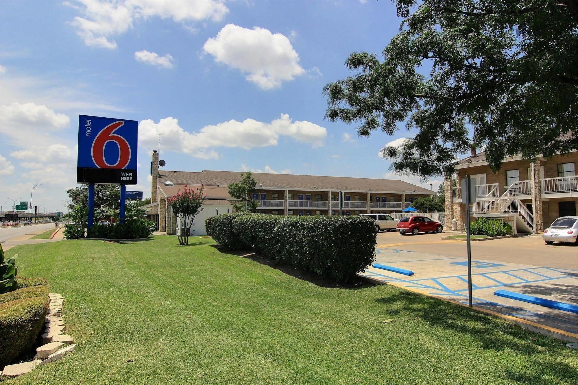 Motel 6 Austin, Tx - Central Downtown Ut מראה חיצוני תמונה