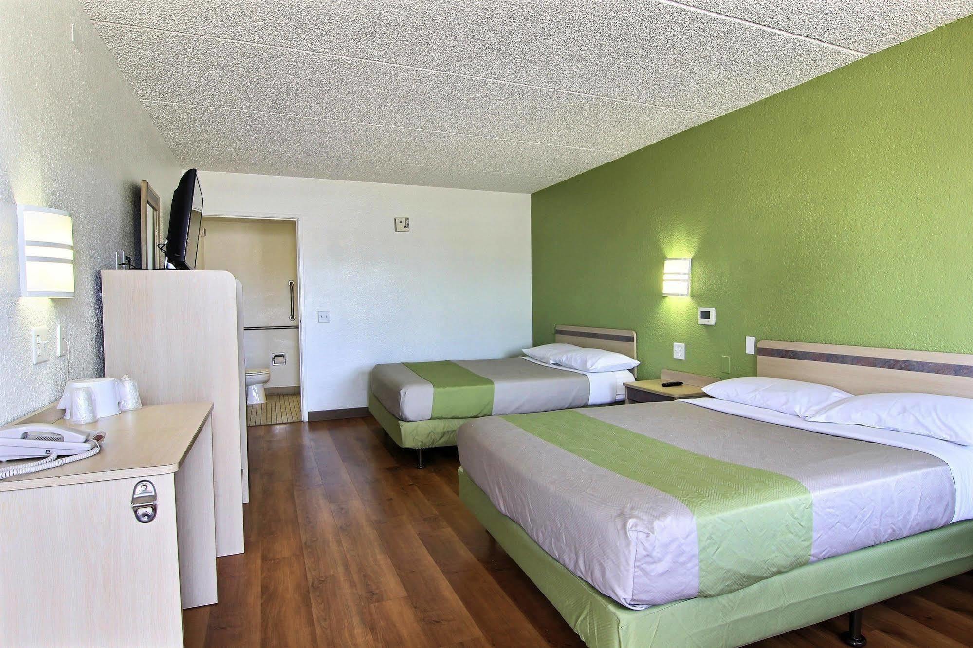 Motel 6 Austin, Tx - Central Downtown Ut מראה חיצוני תמונה