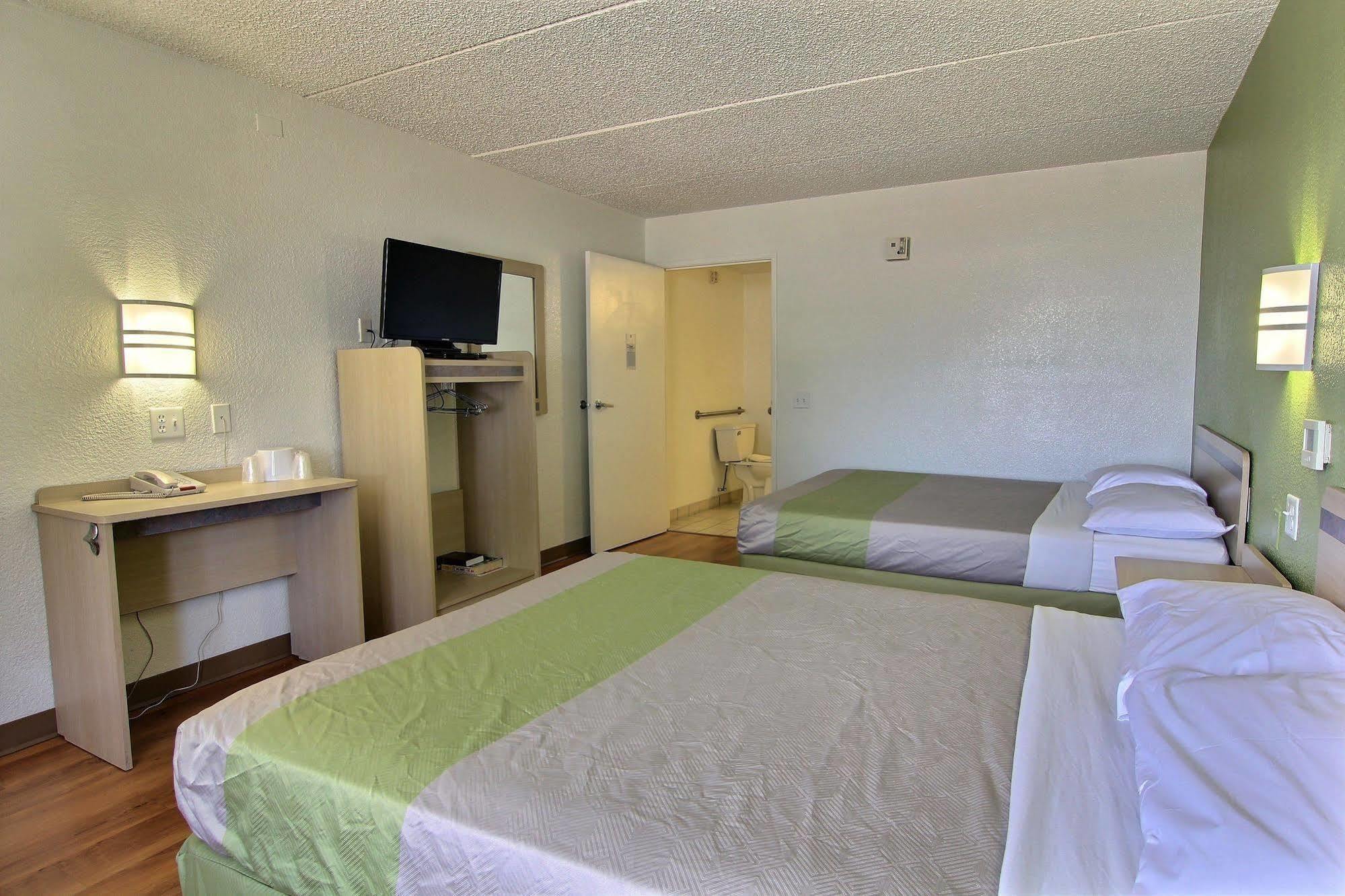 Motel 6 Austin, Tx - Central Downtown Ut מראה חיצוני תמונה