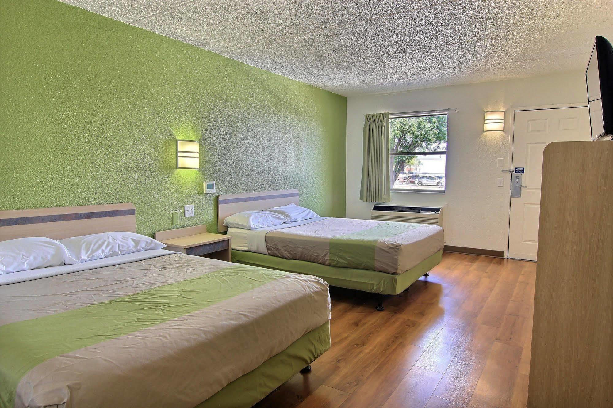 Motel 6 Austin, Tx - Central Downtown Ut מראה חיצוני תמונה