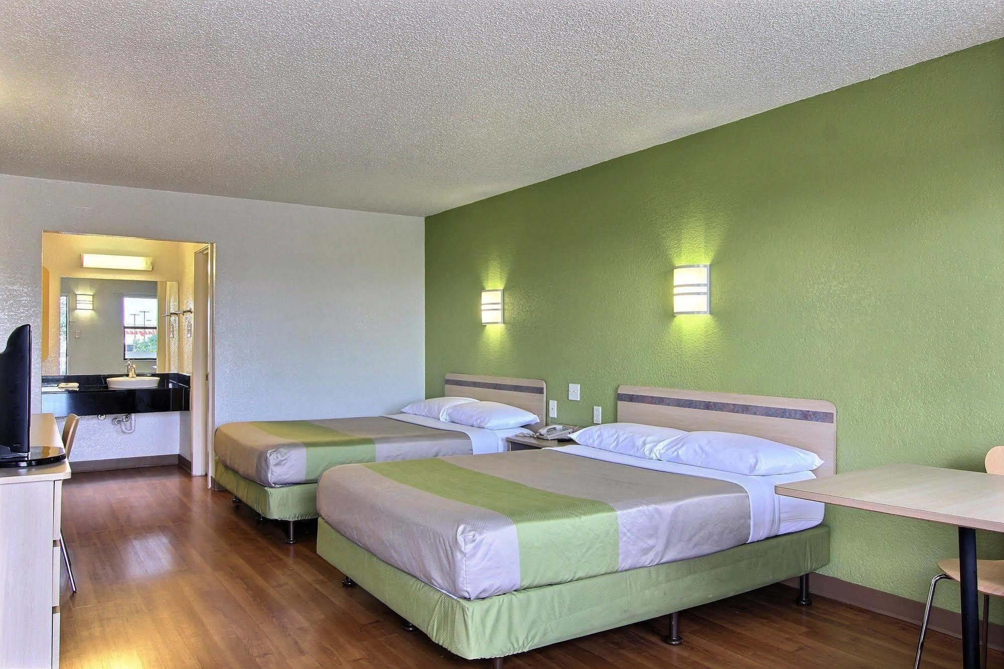 Motel 6 Austin, Tx - Central Downtown Ut מראה חיצוני תמונה