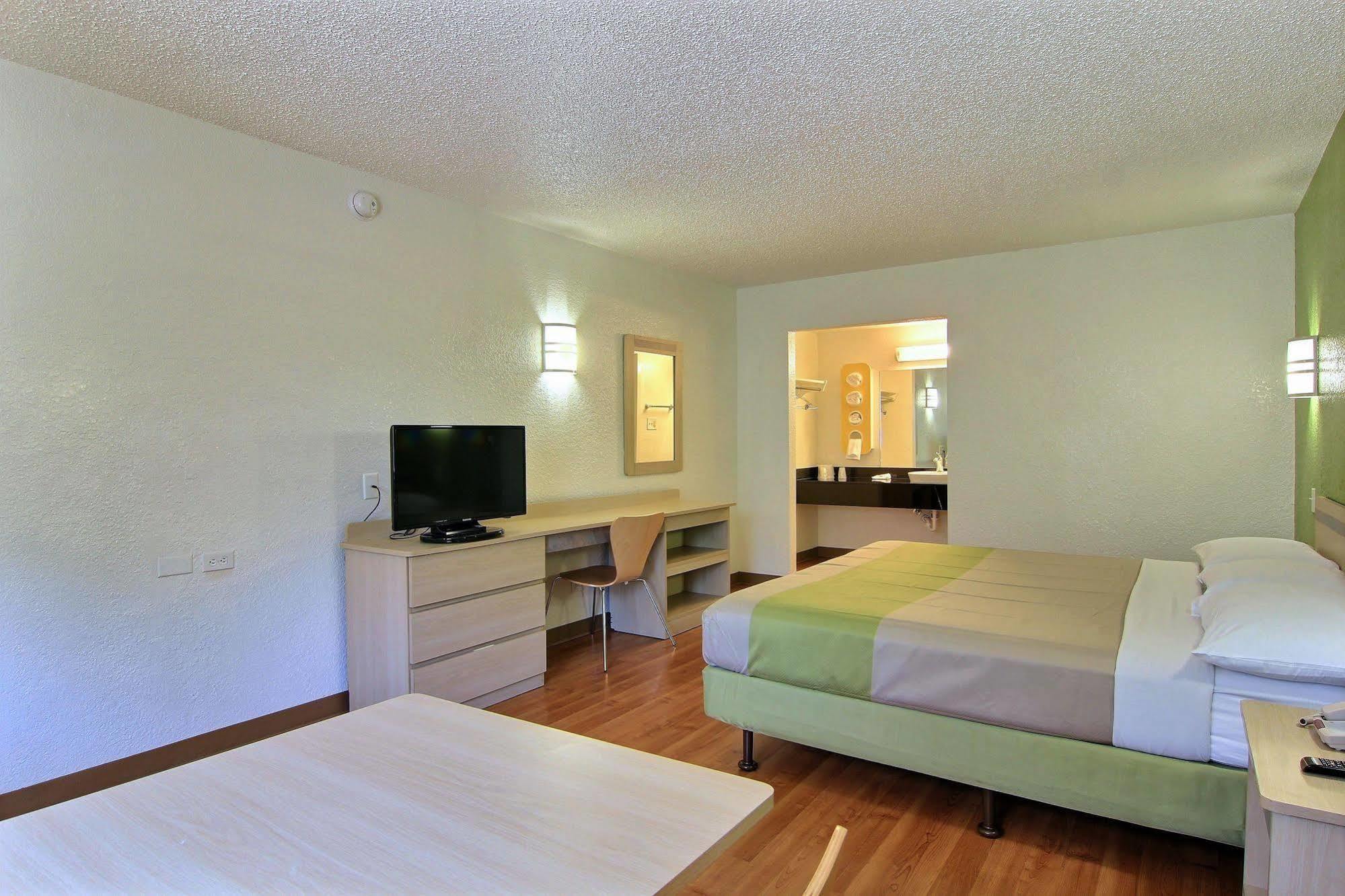 Motel 6 Austin, Tx - Central Downtown Ut מראה חיצוני תמונה