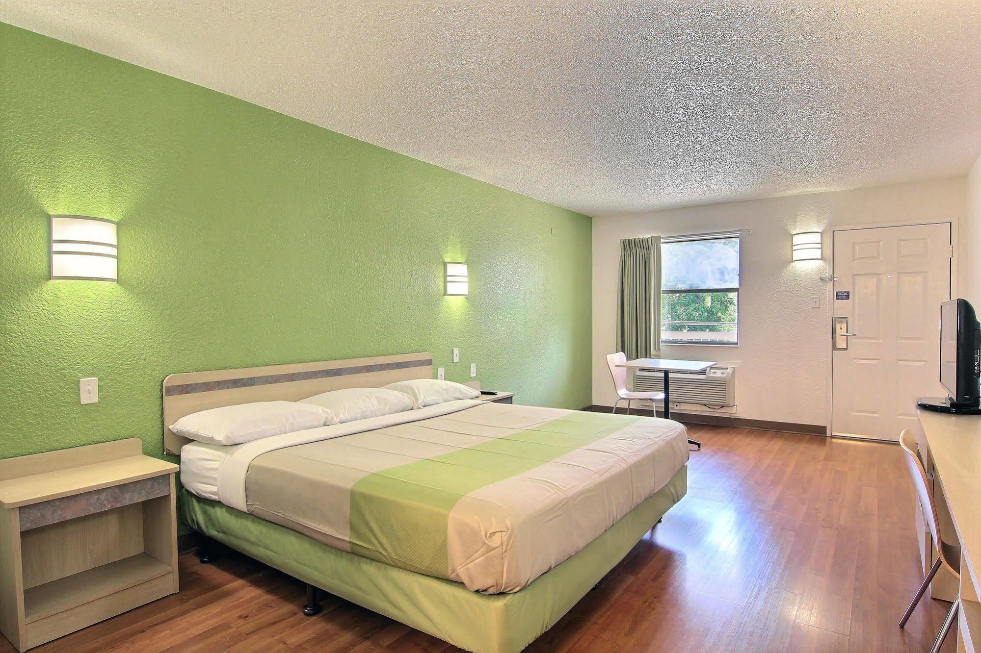 Motel 6 Austin, Tx - Central Downtown Ut מראה חיצוני תמונה