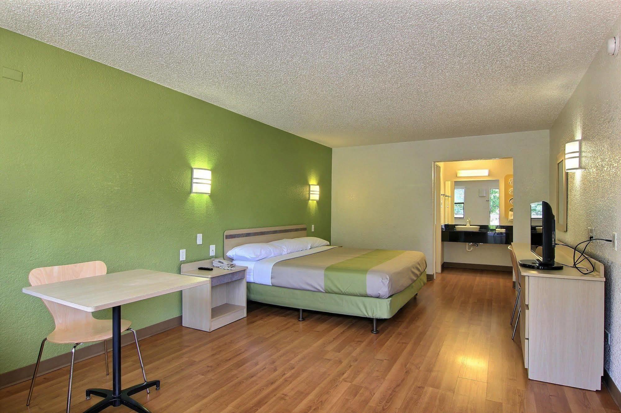 Motel 6 Austin, Tx - Central Downtown Ut מראה חיצוני תמונה