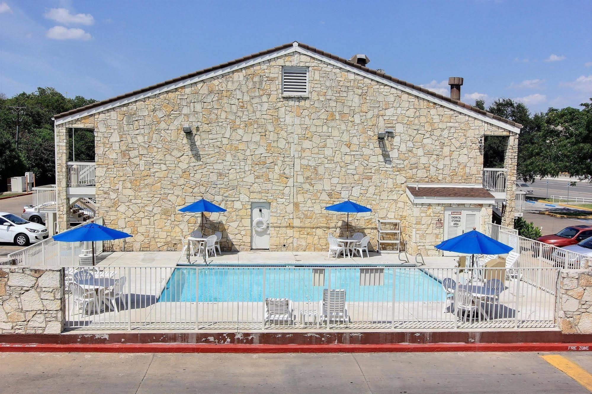 Motel 6 Austin, Tx - Central Downtown Ut מראה חיצוני תמונה